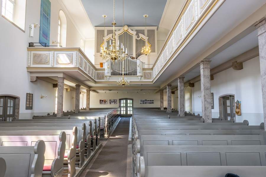 Innenansicht der St. Annenkirche Thum mit Orgelempore